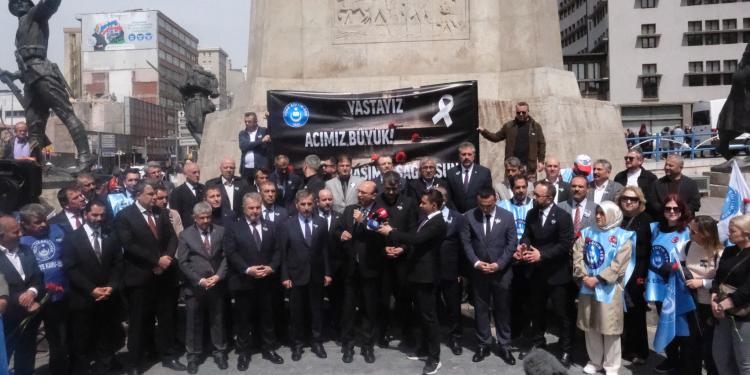 ŞEHİT ÖĞRETMENİMİZİ VE ÖĞRENCİLERİMİZİ ANDIK,BAŞÖĞRETMENİMİZİN ANITINA KARANFİLLER BIRAKTIK.